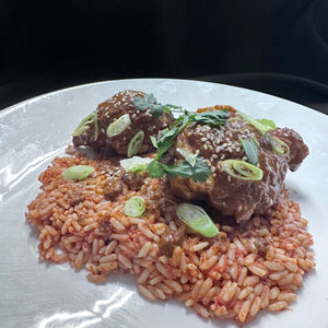 
                  
                    Poulet molé, riz à la tomate
                  
                
