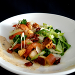 salade césar aux crevettes, salade avec des crevettes, crevettes avec épices cajun, bacon fait maison