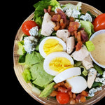 Salade cobb au poulet, salade avec fromage bleu, salade avec beaucoup de protéine, salade santé en livraison